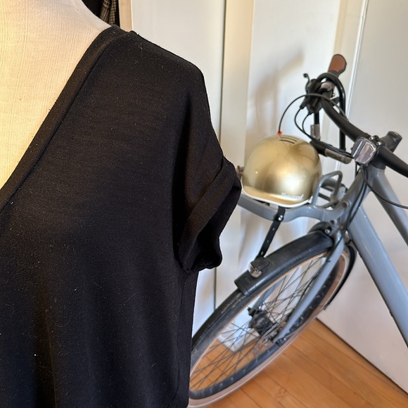 Aritzia - Picture 2 of 4